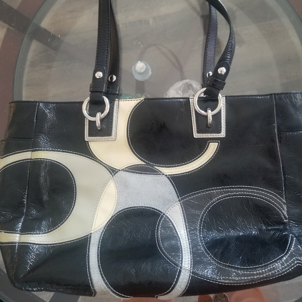 Cartera negra y beige marca coach,excelentes condiciones.